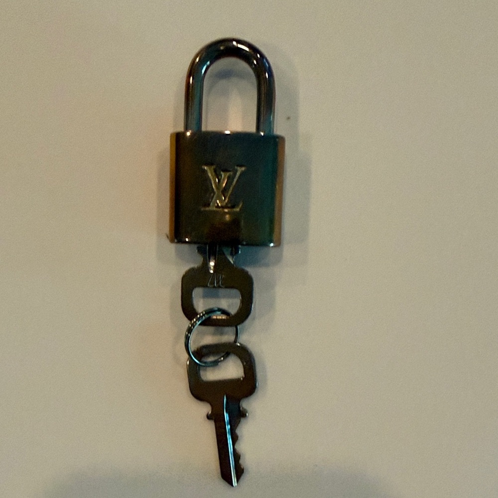 Lock and keys for the Louis Vuitton satchel
Pristine condition. No scratches.